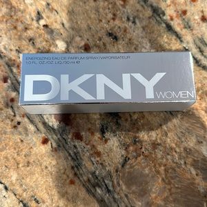 Dkny women energizing spray